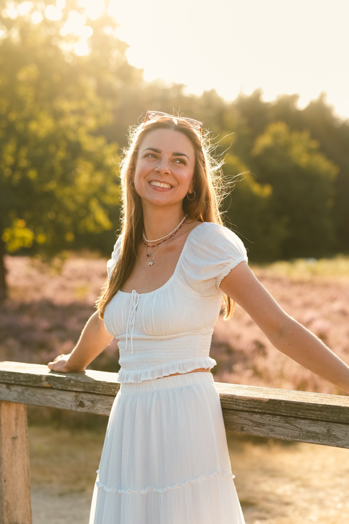 Portrait im weißen Kleid im Abendlicht
